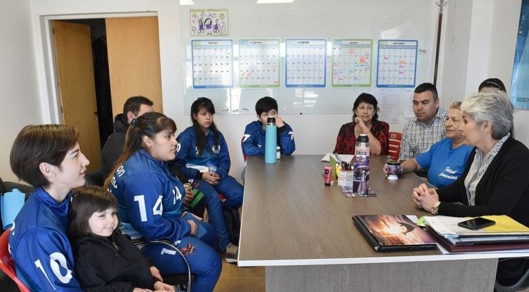 Delegación de futsal femenino de caleta Olivia con autoridades municipales