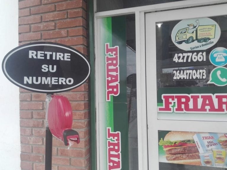 En la puerta de la carnicería Friar había que retirar número pero muchos se quedaron si poder comprar su carne más barata.