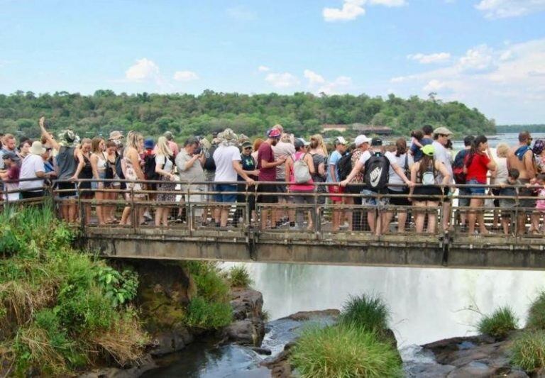 Iguazú tuvo sus pasarelas llenas de turistas en el finde largo. /Fotos Walter Fernández/