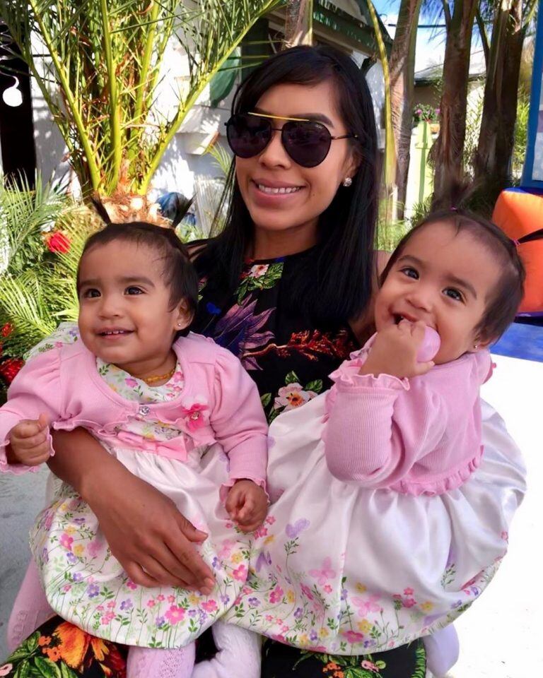 Las pequeñas Génesis y Genevie junto a su mamá en la actualidad (Foto: Instagram/ @fitbreezylife)