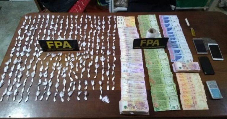 Tenían 245 dosis de cocaína y más de 70.000 pesos en efectivo.