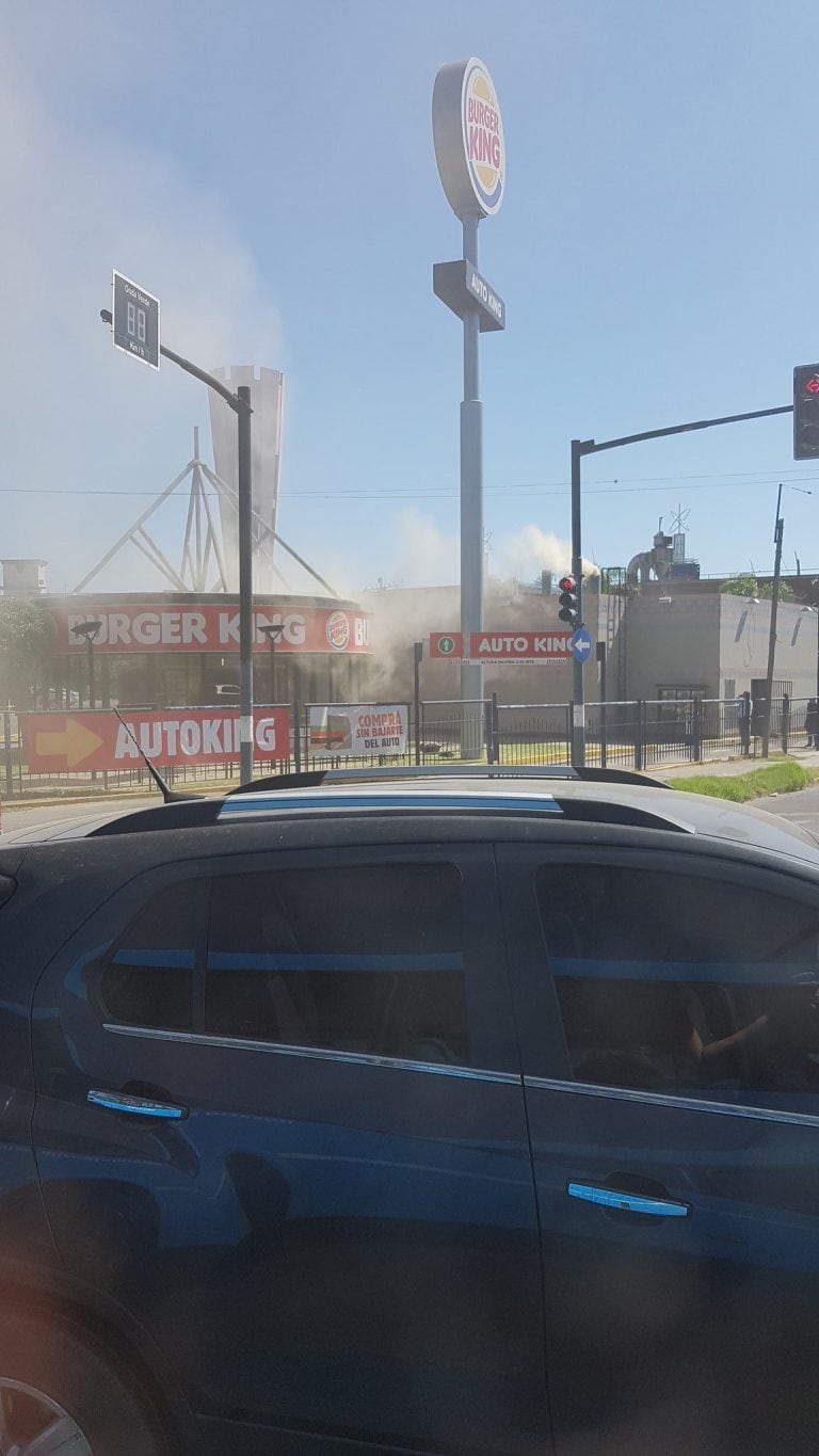 El principio de incendio se originó en el local de Burger King ubicado en el complejo Cinépolis, ex Village. (@candeliste)