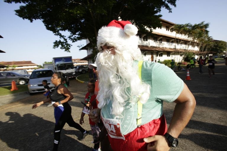 Papá Noel y sus ayudantes repartirán golosinas a los más chicos.
(Foto Ilustrativa).