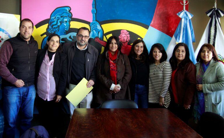 Ediles capitalinos y dirigentes de APUAP, al término de la reunión mantenida en la Sala de Comisiones del parlamento municipal.