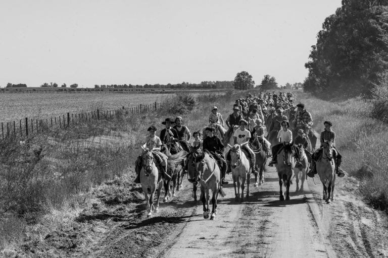 "Las Estacas" en plena cabalgata. (Foto: Las Estacas)