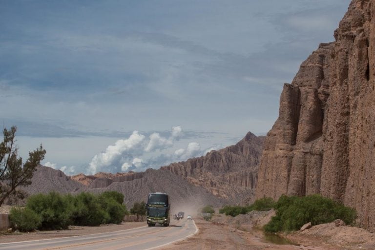 La Ruta 9 en la zona de la Quebrada de Humahuaca se encuentra transitable, aunque se debe atender las indicaciones de las autoridades, ante eventuales desbordes de arroyos que pueden anegar la cinta asfáltica.