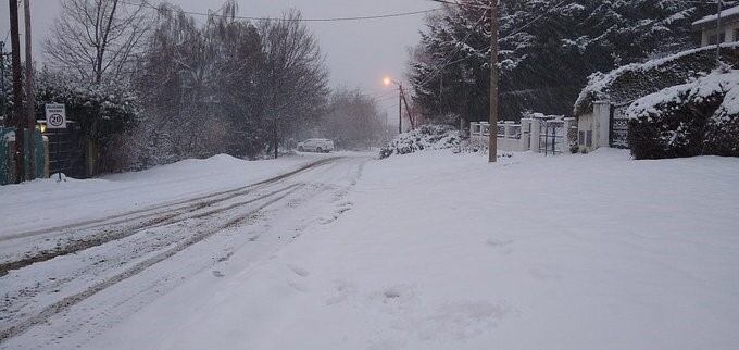 Piden extrema precaución, producto de la nieve acumulada, a la hora de circular en las calles (web).