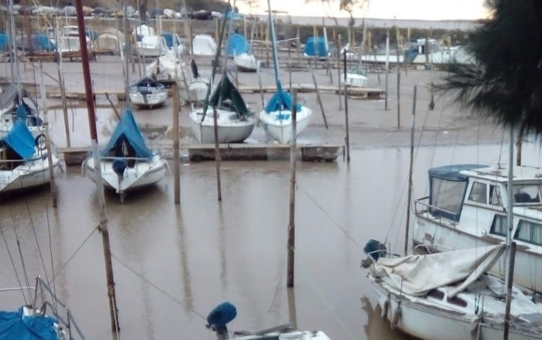 El Boating de Baigorria luce con gran cantidad de embarcaciones varadas en el barro. (Google Fotos)