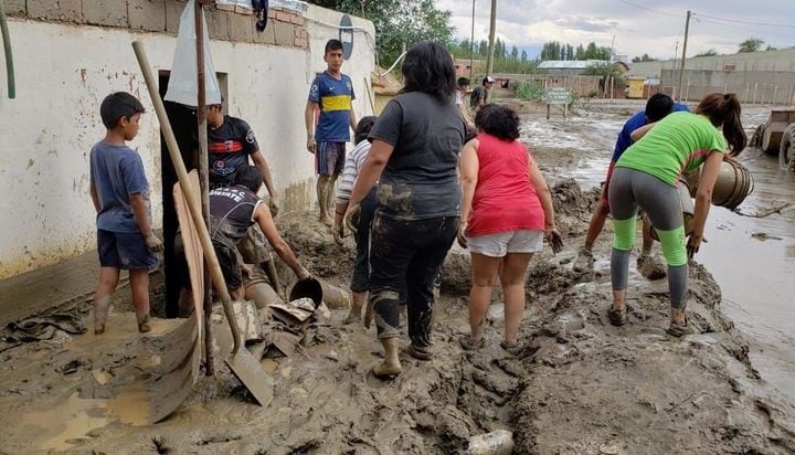 Cafayate quedó tapada por el barro por la crecida del río Chuscha