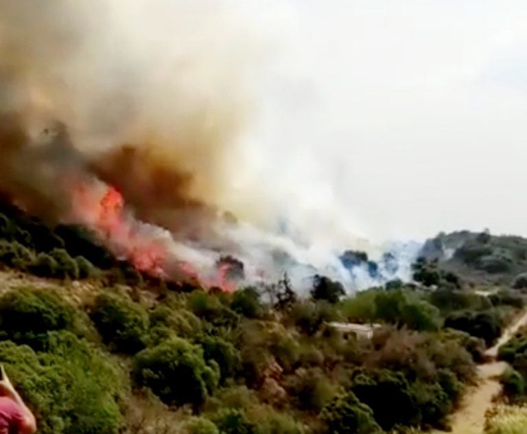 El avance voraz del fuego en diferentes puntos en el norte de Punilla durante este domingo. (Foto: captura / video Facebook Claudia Cepeda).