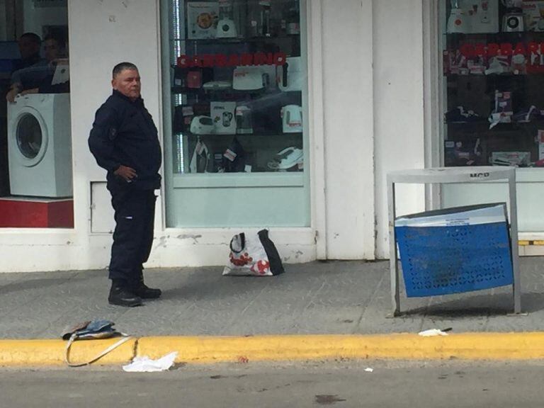 Los bolsos quedaron en la vereda. También se observaron manchas de sangre.