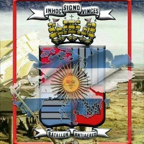 Escudo del Batallaón de Artillería de la Infantería de Marina con las Malvinas en su frente.