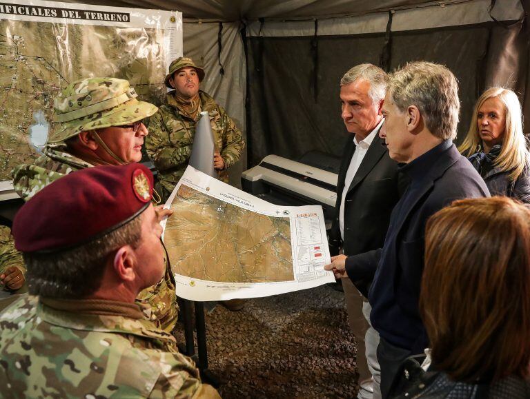 El presidente Mauricio Macri y el gobernador Gerardo Morrales, dialogan con los efectivos del RIM 20 apostados en La Quiaca, en ocasión de ser puesto en marcha el Plan de Fronteras Protegidas.