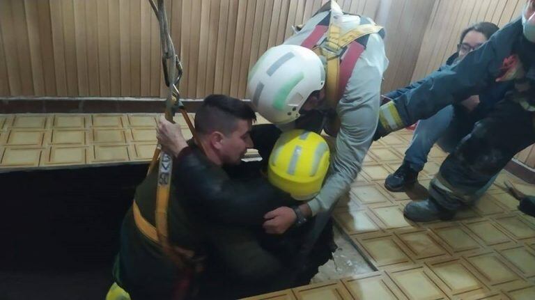 Los Bomberos Voluntarios de Las Rosas encabezaron el operativo de rescate. (Facebook)