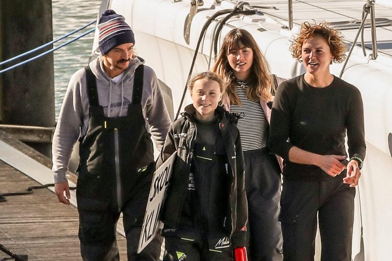 Greta Thunberg llegando a muelle Santo Amaro en Lisboa, Portugal (EFE/EPA/MANUEL DE ALMEIDA)