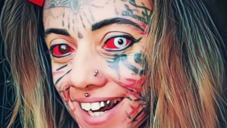 Una mujer se tatuó todo el cuerpo para parecerse al diablo