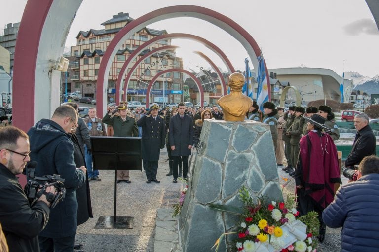 Homenaje en Plaza de Gendarmería Nacional al héroe salteño Martín Miguel de Güemes.