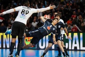 Argentina's centre back Diego Simonet (C) jumps to shoot on goal during the 25th IHF Men's World Championship 2017 Group D handball match Argentina vs Egypt on January 18, 2017 at the Accorhotels Arena in Paris. / AFP PHOTO / THOMAS SAMSON