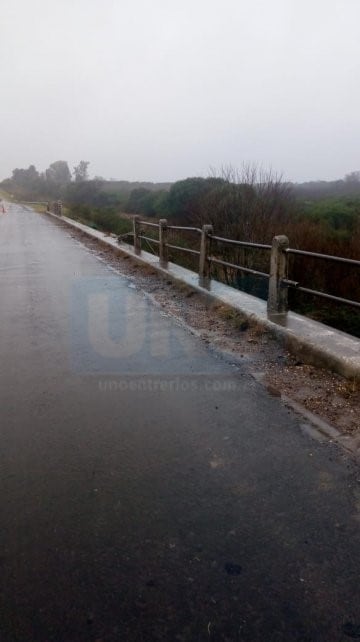 Un auto de despistó y cayó dentro de un arroyo en Paraná