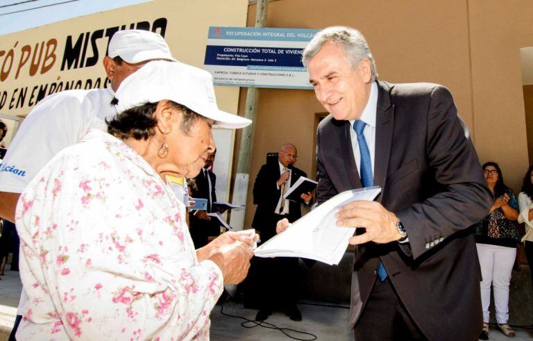 Una de las vecinas que recibió la documentación y las llaves de su vivienda, de manos de Gobernador.