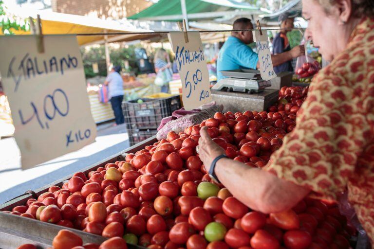 Las verdulerías de barrio, las más elegidas (Bloomberg)