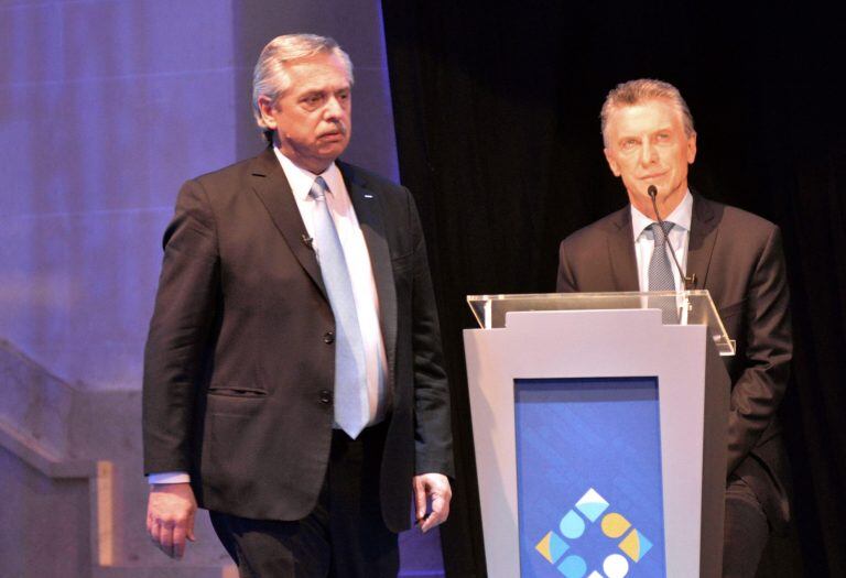 El peronista Alberto Fernández camina frente al presidente Mauricio Macri, en el primer debate presidencial televisado para las elecciones argentinas del 27 de octubre, este domingo, en la Universidad Nacional del Litoral, en Santa Fe (Argentina).