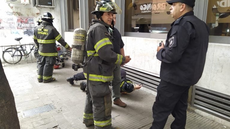 Principio de incendio en el subsuelo de una sucursal bancaria céntrica (@emergenciasAR)