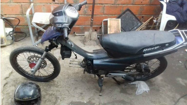 En el allanamiento se secuestró un teléfono, una moto y un casco.