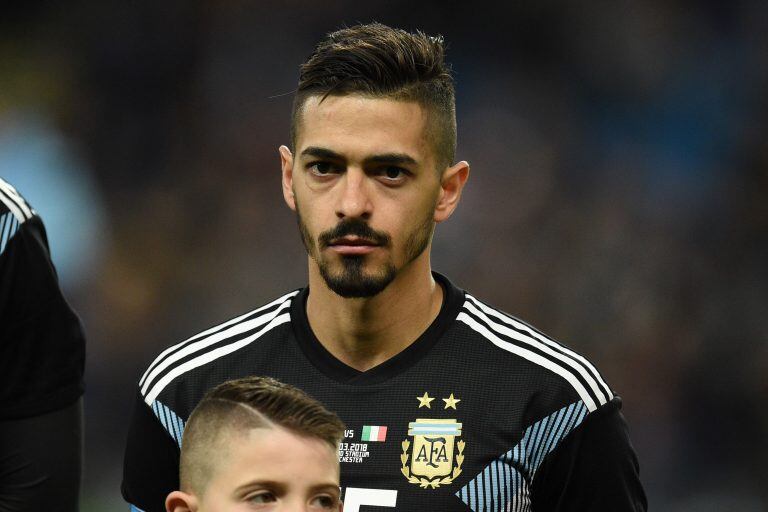 Manuel Lanzini, protagonista inesperado en la conferencia de Marcelo Gallardo. (Foto: AFP PHOTO / Oli SCARFF)