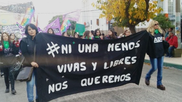 A pesar del frío y la amenaza de lluvia, mas de 200 puntanas se mantuvieron firme en sus convicciones. Foto: Yanina Oro Ozán.