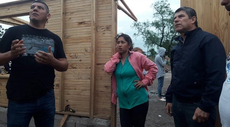 El ministro de Seguridad, Claudio Maley junto a los vecinos de Alberdi (Foto: SCP).