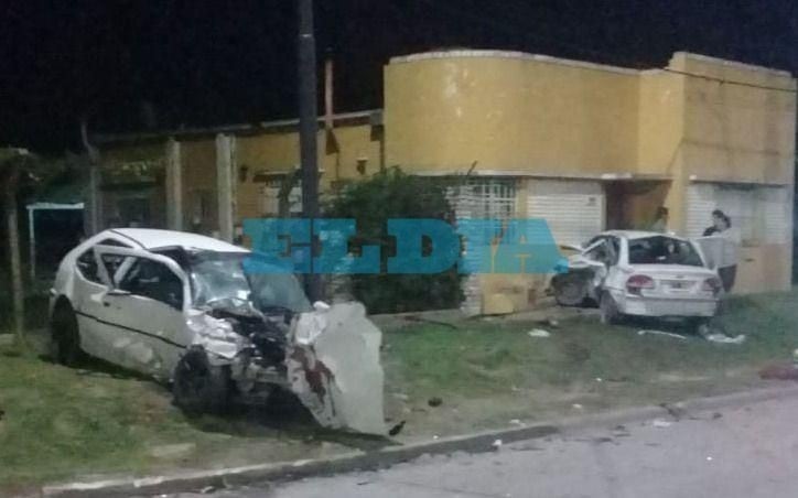 Un accidente de auto dejó a una víctima y cuatro heridos en La Plata. Fotos: El Día