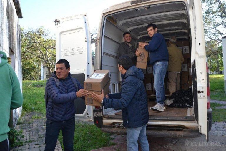 Distribuyen las urnas al interior