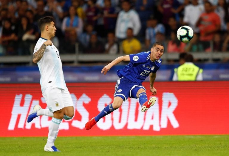 Almirón disputando la pelota con Paredes. Foto: EFE/Yuri Edmundo