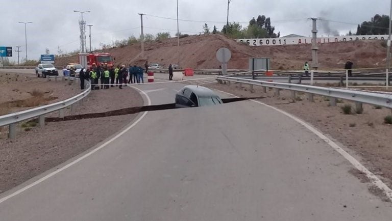 Personal policial y bomberos se encuentran trabajando en el lugar (web).