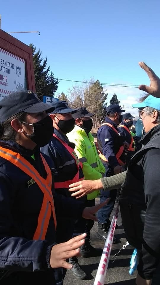 Productores cordobeses cortaron la Ruta 30 y hubo algunos empujones con la Policía pero la cosa no pasó a mayores.