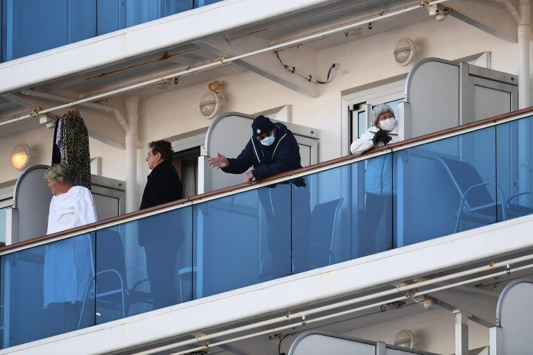 Los pasajeros del Diamond Princess solo pueden salir a cubierta para tomar aire y deben regresar a sus camarotes (CHARLY TRIBALLEAU / AFP)