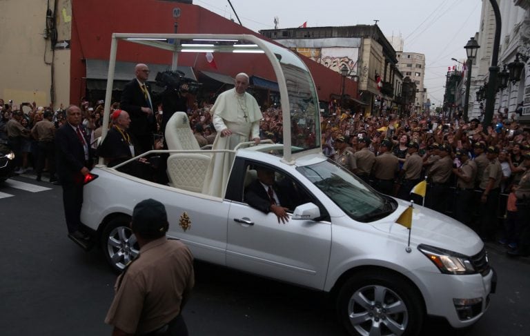 LIM104. LIMA (PERÚ), 19/01/2017.- El papa Francisco saluda a los fieles a su salida del Palacio de Gobierno, donde se reunió con el presidente peruano, Pedro Pablo Kuczynski hoy, viernes 19 de enero de 2018, en Lima (Perú). EFE/Sebastian Castañeda