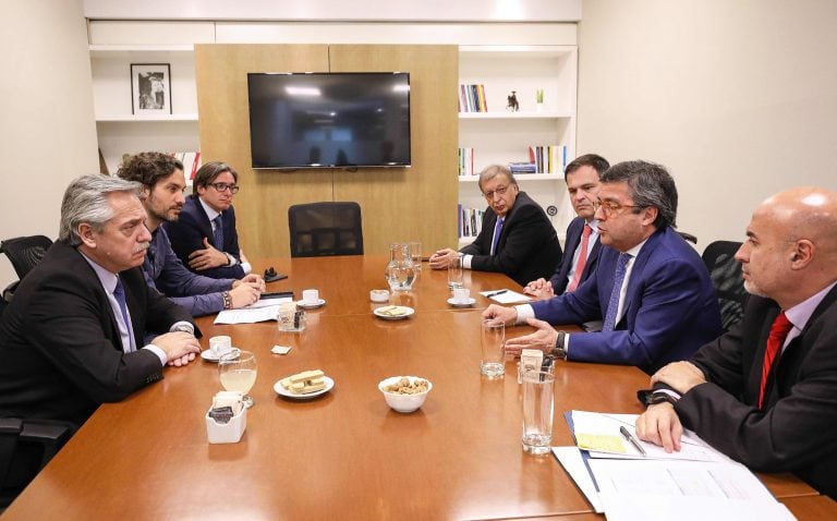 Fotografía cedida por el Frente de Todos que muestra al entonces candidato presidencial Alberto Fernández, durante una reunión con el titular del BID, Luis Alberto Moreno, en septiembre. Crédito: EFE/Cedida por el Frente de Todos.