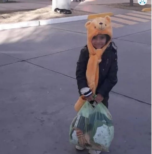 Hannah tiene 5 años y junta ropa para los bebés en situación de calle.