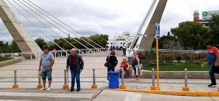 Afluencia de gente en el centro carlospacense, sobre todo, de adultos mayores.