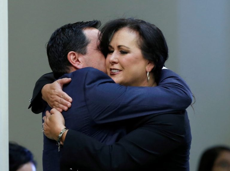 González, senadora demócrata de San Diego, recibe felicitaciones del presidente de la Asamblea, Anthony Rendon, después de que se aprobaran protecciones salariales a los empleados de las llamadas compañías de "economía colaborativa" como Uber y Lyft. Crédito: AP / Rich Pedroncelli.