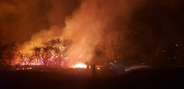 Impresionante incendio en la autopista Córdoba-Carlos Paz. (Foto: Javier Ferreyra)