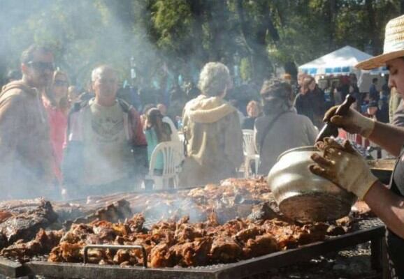 en los patios de comidas de características regionales, estarán sobre calle Gutiérrez. Chivo, locro, empanadas, humita, parrilladas, carne a la olla, serán algunos de los platos ofrecidos.