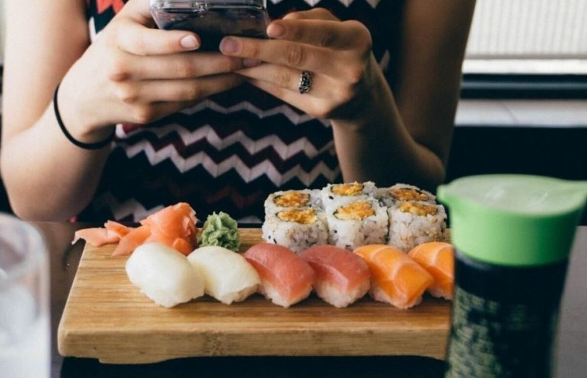 Fueron a comer sushi, luego la quemaron con ácido, le robaron y detuvieron a su amiga
