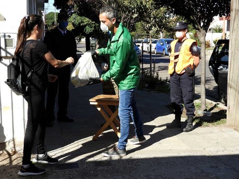 El Municipio y la Armada entregaron 16 kilos de alimentos en Punta Alta