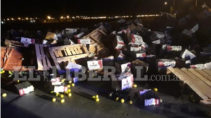 La Policía juntó con los Bomberos trabajaron para limpiar el camino.