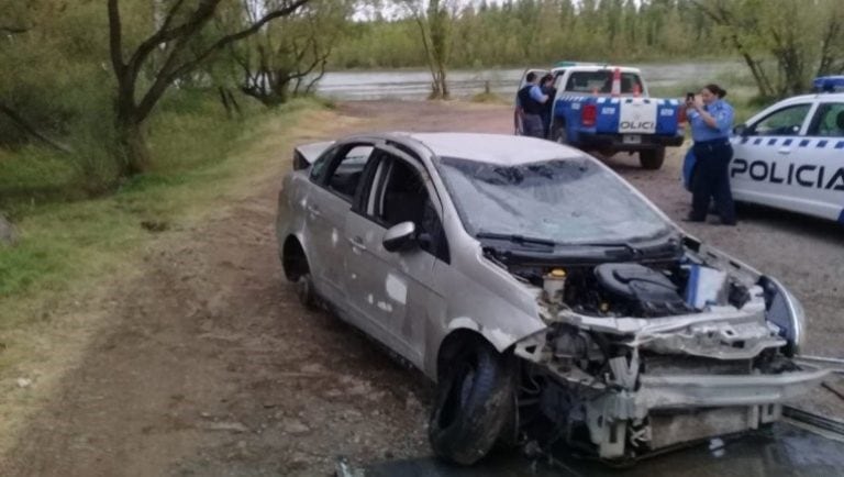 Así quedó el auto luego del ataque de los vecinos (lmneuquén)