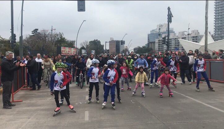 En la costa central hubo gran cantidad de ciclistas y patinadores a pesar de las nubes y el frío. (@mumiyadanza)