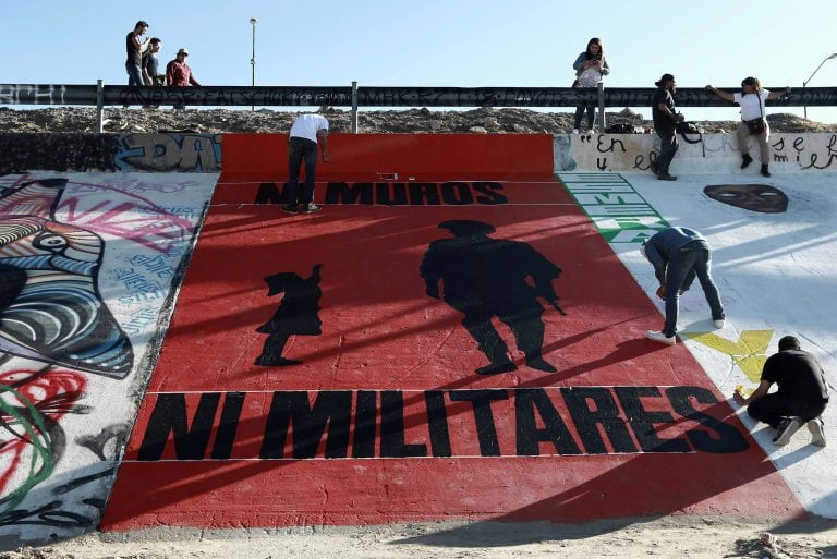 Artistas pintan murales en Ciudad de Juarez cerca de la frontera con Estados Unidos como protesta ante la militarización del paso fronterizo. Foto: AP Christian Chavez.